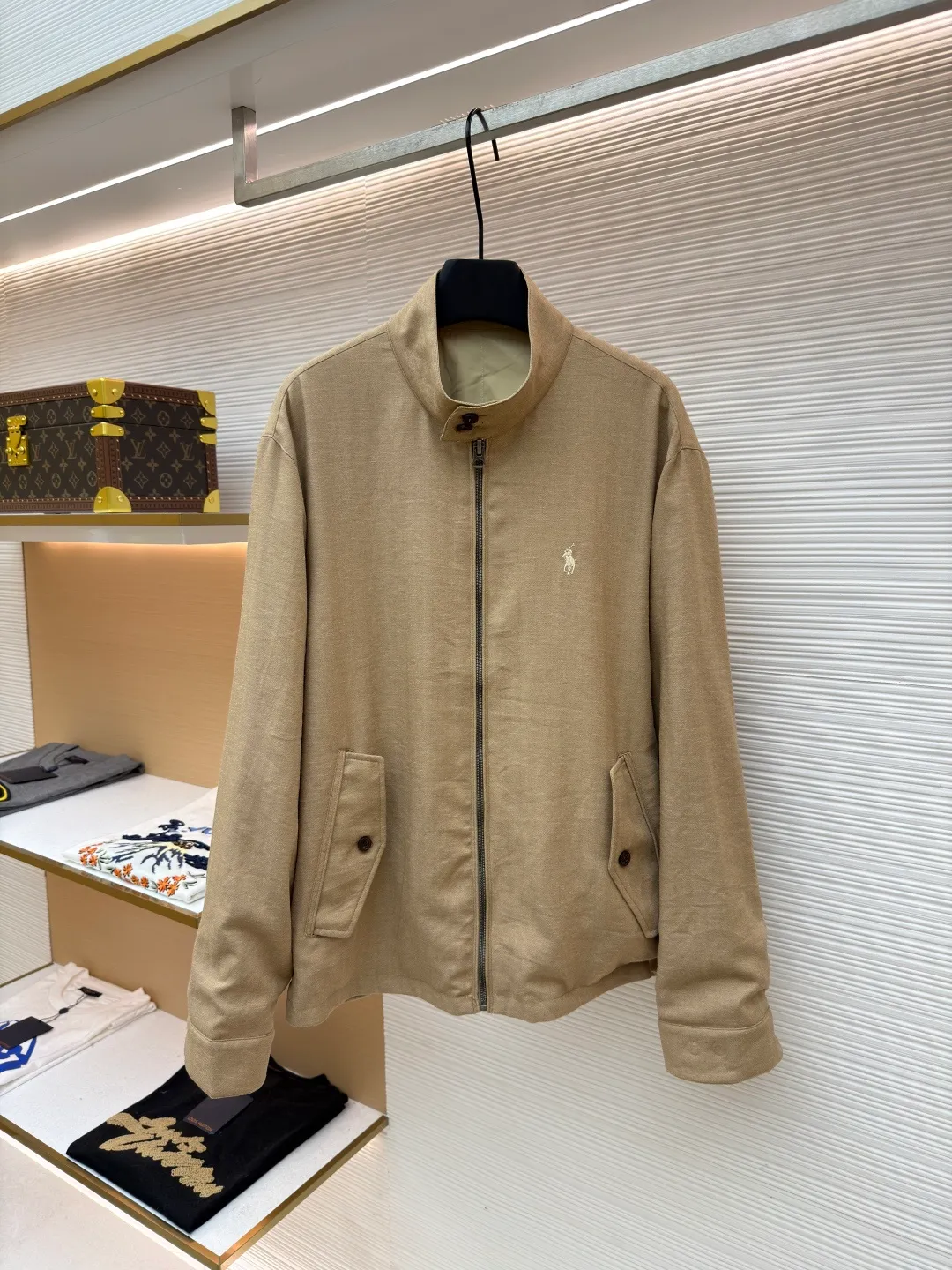 P630 Ralph Lauren logo embroidered reversible jacket ●Original version: Purchased and developed for 3990 ●Item number: 1681791-B75 ●Material: matte moire taffeta fabric ●Technology: embroidery production ●Color: khaki ●Version: fitted version ●Weight: about 520g ●Size: S-M-L-XL ●Description: Customized matte moire taffeta and twill jacquard brocade, light and tough Smooth drape, comfortable and skin-friendly, khaki brown tone, calm and noble, twin clothes, unlimited style. One side is decorated with twill jacquard brocade, which has its own retro filter, like an old-school gentleman's pocket watch gear. The other side is made of matte moiré taffeta, which has a relaxed breathing feeling. Casual and casual genes, exquisite pony logo embellishment, fully recognizable. The classic stand-up collar is tied with three hidden button tabs. Simplicity controls complexity. The design philosophy hidden in the details. Double-sided style. One garment hides old money and slack. It adopts imported machine embroidery technology. It uses advanced computer control system and precision mechanical components to realize the iconic pony embroidery operation. High precision. The lines are smooth and delicate. The template machine opens the bag. The preset template guides the position, shape and size of the bag. The accuracy ensures the quality of the bag opening effect. Ergonomic three-dimensional cutting. Return to traditional craftsmanship through segmentation, folding, shrinking and stretching. The so-called slow work produces fine work, which is respect for the material. The pursuit of hand feel requires complex and tedious workmanship, slow aging, high wear and tear, and the fabrics have been carefully washed to provide better hand feel and texture, not easy to deform, not easy to shrink, not easy to fade, and maintain long-term beauty. The overall wiring is straight and delicate, the fabric is comfortable and soft, and the color is consistent without color difference. It can be matched with the same style to create a fashionable look and control various occasions. Customized accessories, complete with three standards, same style for men and women!